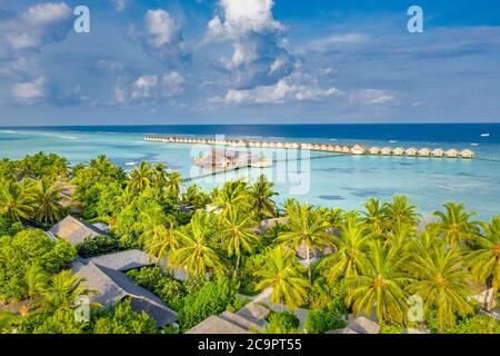 Luftlandschaft, luxuriöses tropisches Resort oder Hotel mit Wasservillen und wunderschöner Strandlandschaft. Erstaunliche Vogelperspektive in der Landschaft der Malediven Seestape Stockfoto