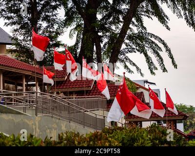 SINGAPUR – 31. JULI 2020 – Reihe von Singapur Nationalflaggen in Sin Ming HDB Wohnanlage in Vorbereitung auf National Day platziert Stockfoto