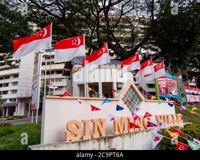 SINGAPUR – 31. JULI 2020 – Reihe von Singapur Nationalflaggen in Sin Ming HDB Wohnanlage in Vorbereitung auf National Day platziert Stockfoto