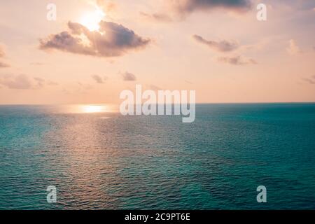 Buntes Himmel Konzept, Sonnenuntergang Farben Wolken, Horizont, horizontaler Hintergrund Banner. Inspirierende Natur Seascape, schöne Farben, wunderbare Landschaft Stockfoto