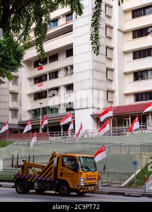 SINGAPUR – 31. JULI 2020 – EINE Reihe von Singapur Nationalflaggen in Sin Ming HDB Wohnanlage in Vorbereitung auf National Day platziert Stockfoto