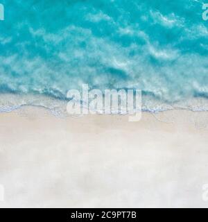 Luftaufnahme von Sandstrand und Meer mit Wellen. Sommer Seestück aus der Luft. Draufsicht von der Drohne. Reisekonzept, Strand und Wellen von oben. Stockfoto