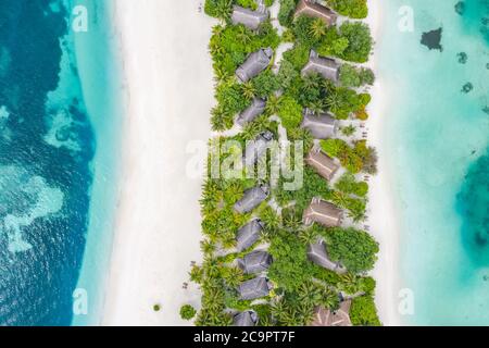 Luftaufnahme auf der Insel Malediven. Luxuriöses tropisches Resort oder Hotel mit Strandvillen und wunderschöner Strandlandschaft, Korallenriff und weißer Sandlandschaft Stockfoto