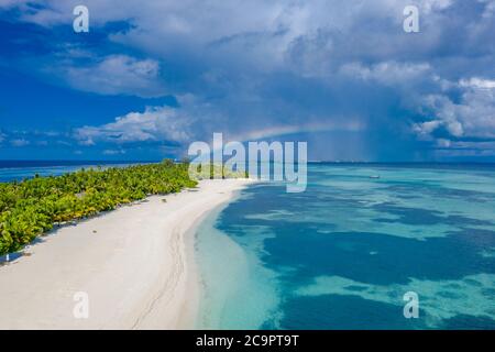 Himmel und Meer mit Luftinsel Landschaft Regenbogen. Fantastische Luftlandschaft auf den Malediven Inseln, stürmische Wolken mit Regenbogen und herrlichem Meerblick Stockfoto