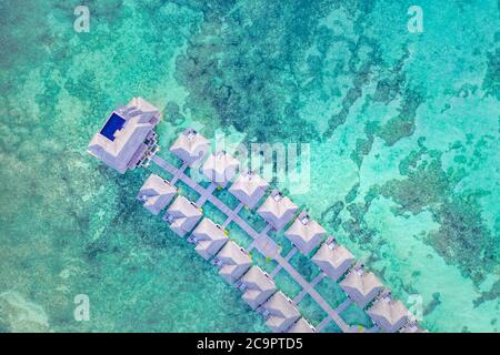 Erstaunliche Vogelperspektive auf den Malediven, Landschaft Seestape Luftaufnahme über einer Malediven. Landschaft, luxuriöses tropisches Resort oder Hotel mit Wasservillen am Strand Stockfoto