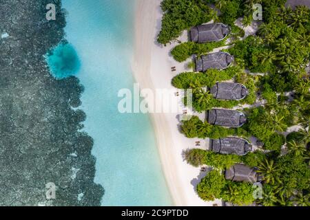 Luftaufnahme auf der Insel Malediven. Luxuriöses tropisches Resort oder Hotel mit Strandvillen und wunderschöner Strandlandschaft, Korallenriff und weißer Sandlandschaft Stockfoto