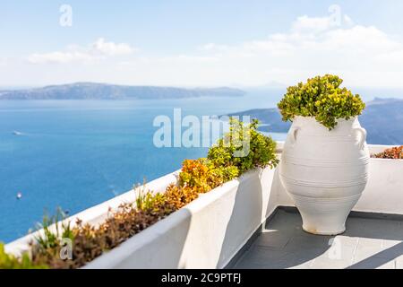 Weiße Waschtreppen auf Santorini Island, Griechenland. Der Blick in Richtung Caldera Meer mit Kreuzfahrtschiff wartet. Luxus Sommerurlaub, Traumurlaub Stockfoto