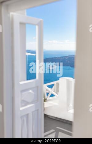 Weiße Waschtreppen auf Santorini Island, Griechenland. Der Blick in Richtung Caldera Meer mit Kreuzfahrtschiff wartet. Luxus Sommerurlaub, Traumurlaub Stockfoto