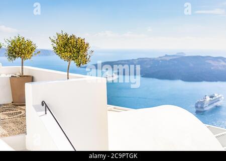 Weiße Waschtreppen auf Santorini Island, Griechenland. Der Blick in Richtung Caldera Meer mit Kreuzfahrtschiff wartet. Luxus Sommerurlaub, Traumurlaub Stockfoto