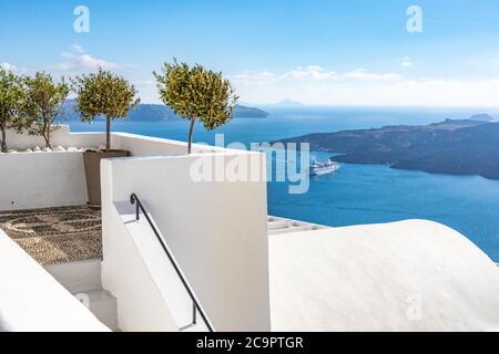 Weiße Waschtreppen auf Santorini Island, Griechenland. Der Blick in Richtung Caldera Meer mit Kreuzfahrtschiff wartet. Luxus Sommerurlaub, Traumurlaub Stockfoto