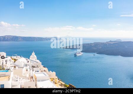 Weiße Waschtreppen auf Santorini Island, Griechenland. Der Blick in Richtung Caldera Meer mit Kreuzfahrtschiff wartet. Luxus Sommerurlaub, Traumurlaub Stockfoto