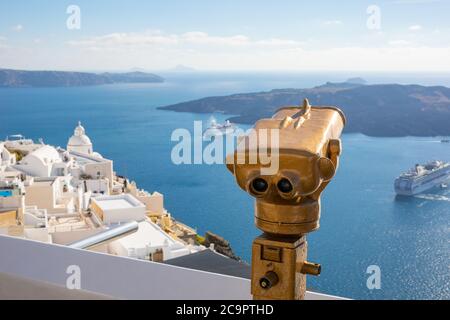 Tower Optical, Sucher in Santorini tagsüber. Fernglas für Touristen, Fernrohr für Touristen Blick auf das Meer von der Stadt auf Santorini. Sommer Stockfoto