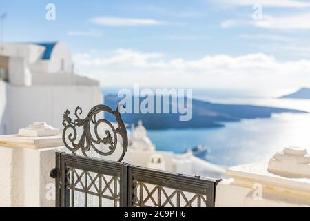 Weiße Waschtreppen auf Santorini Island, Griechenland. Der Blick in Richtung Caldera Meer mit Kreuzfahrtschiff wartet. Luxus Sommerurlaub, Traumurlaub Stockfoto