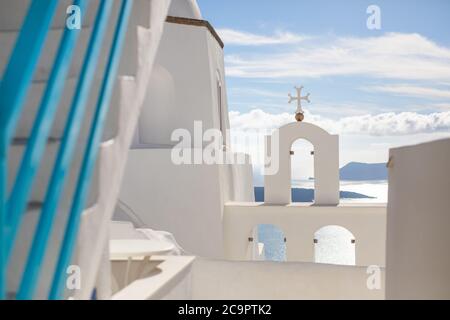 Wunderschöne Aussicht auf die typische Santorini Kirche in Griechenland Kykladen Stockfoto