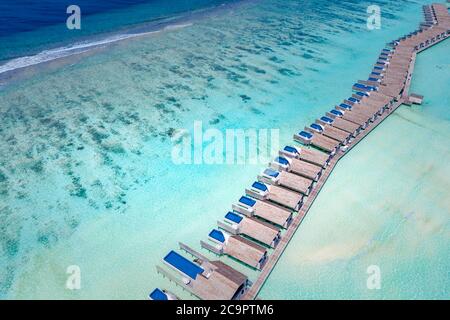 Inselresort im Indischen Ozean, Malediven. Luxus über Wasser Villen Bungalow mit Sandbank und einer tollen Lagune in der Nähe des Ozeanriffs Stockfoto