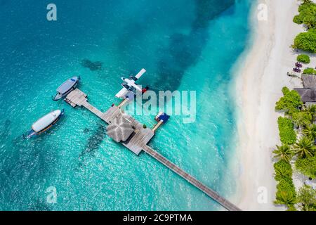 Luftaufnahme des Strandes auf den Malediven. Erstaunliche Luftlandschaft auf den Malediven Inseln, blaues Meer und Korallenriff Blick von Drohne oder Flugzeug. Exotische Sommerreisen Stockfoto