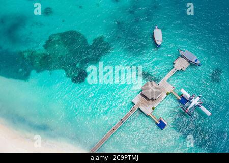 Luftaufnahme des Strandes auf den Malediven. Erstaunliche Luftlandschaft auf den Malediven Inseln, blaues Meer und Korallenriff Blick von Drohne oder Flugzeug. Exotische Sommerreisen Stockfoto