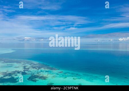 Entspannende Meereslandschaft mit weiten Horizont des Himmels und des Meeres Stockfoto