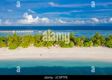 Luftaufnahme des Strandes auf den Malediven. Erstaunliche Luftlandschaft auf den Malediven Inseln, blaues Meer und Korallenriff Blick von Drohne oder Flugzeug. Exotische Sommerreisen Stockfoto