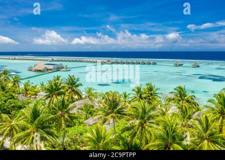 Luftaufnahme des Strandes auf den Malediven. Erstaunliche Luftlandschaft auf den Malediven Inseln, blaues Meer und Korallenriff Blick von Drohne oder Flugzeug. Exotische Sommerreisen Stockfoto