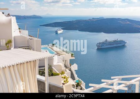 Friedliche Aussicht in Santorini, Griechenland mit weißer Architektur und Blumen, Kreuzfahrtschiffe, mediterrane Sommerstimmung, Urlaub und Reisehintergrund. Stockfoto