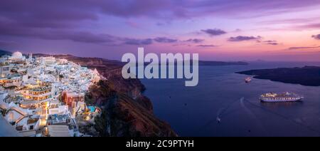 Tolle Aussicht auf die Insel Santorini am Abend. Malerischer Frühling Sonnenuntergang berühmter griechischer Ferienort Fira, Griechenland, Europa. Hintergrund des Reisekonzepts. Kunstsommer Stockfoto