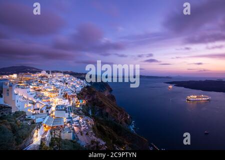 Tolle Aussicht auf die Insel Santorini am Abend. Malerischer Frühling Sonnenuntergang berühmter griechischer Ferienort Fira, Griechenland, Europa. Hintergrund des Reisekonzepts. Kunstsommer Stockfoto