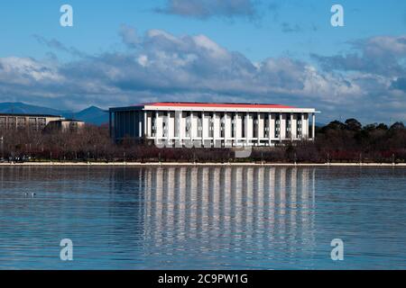 Canberra Australien, Blick auf die National Library of Australia mit Reflexion im Lake Burley Griffin Stockfoto