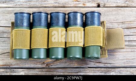 12 Gauge Schrotflintenschalen mit taktischem Muschelhalter. Stockfoto