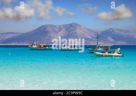 Megali Ammos Strand und Hafen in Chora, Pano Koufonisi Stockfoto
