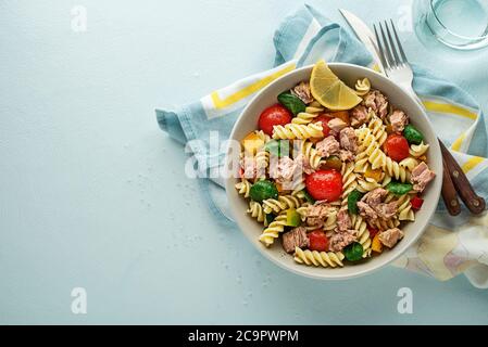 Nudelsalat mit Thunfisch und Gemüse. Gesunde Nudelmahlzeit. Meeresfrüchte. Stockfoto