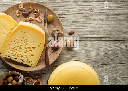 Auswahl an Käse, Nüssen und Früchten auf einem Holztisch. Draufsicht. Freier Speicherplatz für Text. Stockfoto