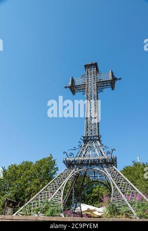 Gipfel des Monte amiata, wo sich an einem sonnigen Tag das Metallkreuz befindet Stockfoto