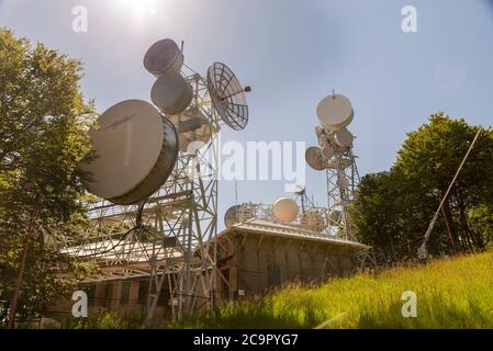 Der Gipfel des Monte amiata und die verschiedenen Wiederholer stellten sie an einem sonnigen Tag auf Stockfoto