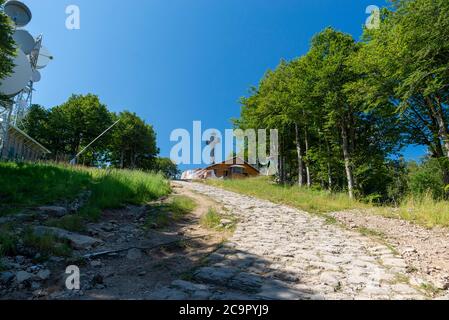 Gipfel des Monte amiata, wo sich an einem sonnigen Tag das Metallkreuz befindet Stockfoto