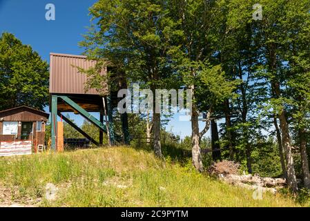 Gipfel des Monte amiata und der Seilbahn an einem sonnigen Tag Stockfoto