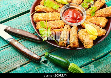 Hausgemachte frittierte Zucchini Pommes mit Sauce.panierte frittierte Zucchini Stockfoto