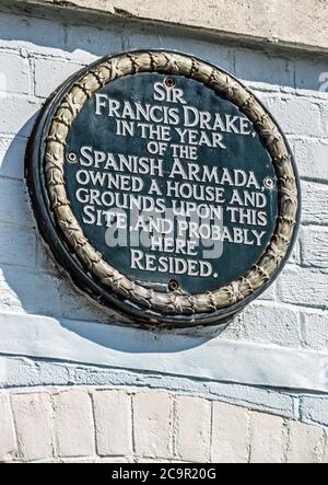 Eine Gedenktafel mit Bezug auf Sir Francis Drake am oberen Ende von Looe Strret in Plymouths historischem Barbican Stockfoto