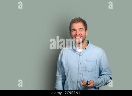 Der junge Mann im Jeanshemd lächelt Stockfoto