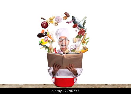 Der Koch schaut sich das Rezept im Kochbuch an Stockfoto