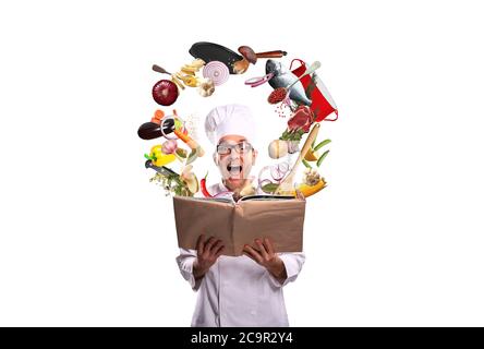 Der Koch schaut sich das Rezept im Kochbuch an Stockfoto