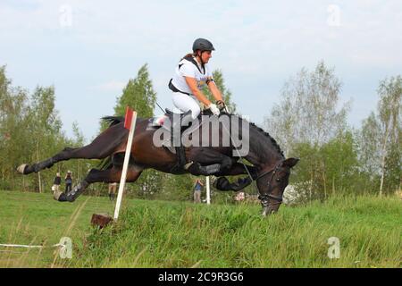 Unfall auf dem Sprung - Konkurrent fallen von ihrem Pferd in die Langlauf-event Stockfoto