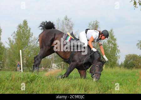 Unfall auf dem Sprung - Konkurrent fallen von ihrem Pferd in die Langlauf-event Stockfoto