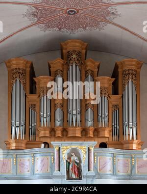 WINTERBERG, DEUTSCHLAND - 10. JUNI 2020: Orgel der Pfarrkirche St. Jakobus am 10. Juni 2020 in Winterberg, Deutschland Stockfoto