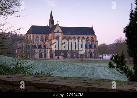 ODENTHAL, 27. MÄRZ 2020: Panoramabild des Altenberger Doms im Morgenlicht am 27. März 2020 in Deutschland Stockfoto