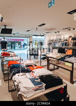 Budva, Montenegro - 01. august 2020: Inneneinrichtung eines Jugendkleiderhauses. Die Ware steht in den Regalen. Stockfoto