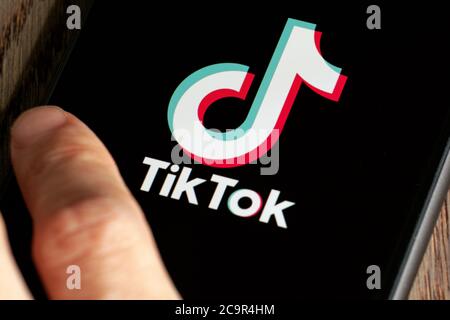 TikTok-Anwendungssymbol auf dem Apple iPhone 11-Bildschirm Nahaufnahme. Hand halten Smartphone mit Tik Tok Symbol. TikTok Social Media Netzwerk aus China. Stockfoto