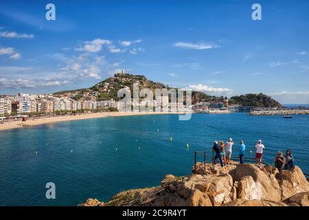 Blanes an der Costa Brava in Spanien genießen die Menschen den Blick auf den Küstenort vom Aussichtspunkt aus auf einem Felsen im Meer Stockfoto