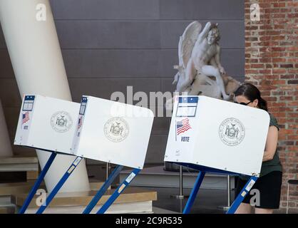 Berlin, USA. Juni 2020. Die Menschen wählen an einer Wahlstelle während der New Yorker Primärwahlen 2020 in Brooklyn, New York, USA, am 23. Juni 2020. Quelle: Michael Nagle/Xinhua/Alamy Live News Stockfoto