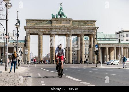 Berlin, Deutschland. März 2020. In der Nähe des Brandenburger Tors in Berlin, der Hauptstadt Deutschlands, ist ein Radfahrer zu sehen, 28. März 2020. Quelle: Binh Truong/Xinhua/Alamy Live News Stockfoto